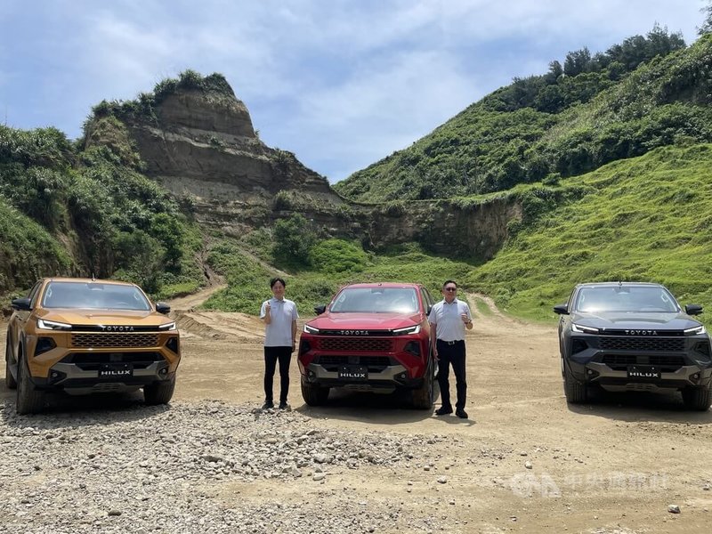 和泰車1日推出新款運動皮卡ALL NEW HILUX，總經理蘇純興（右）表示，和泰車今年銷售目標不變持穩，下半年車市看佳，受到上半年關稅未定和部分車款缺車影響，預估今年台灣新車市場下修至43萬輛。中央社記者鍾榮峰攝　115年7月1日