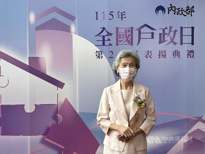 高齡95歲的台北市大安區戶政事務所志工蔡素萍1日獲內政部表揚,她投入志工服務近30年,常在日本籍民眾洽公或來台尋根、調閱戶籍資料時協助溝通。中央社記者高華謙攝 115年7月1日