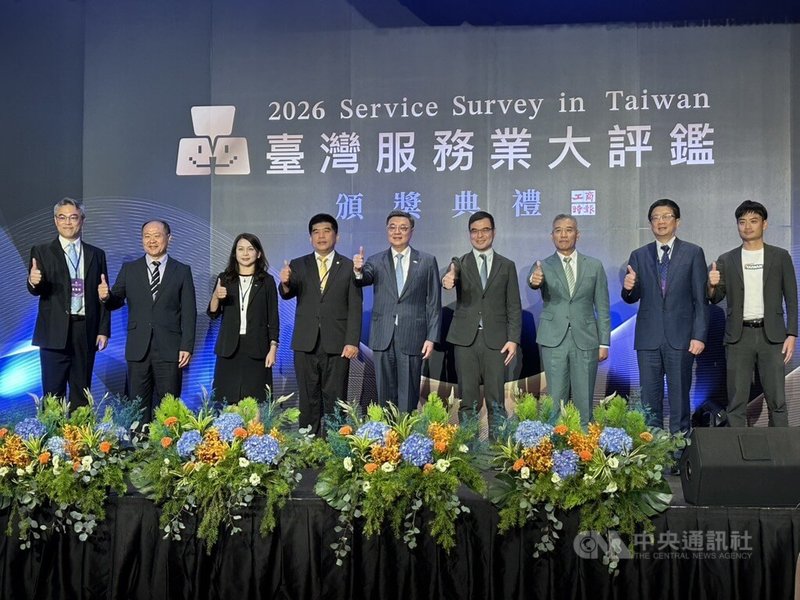 行政院長卓榮泰（中）1日出席2026台灣服務業大評鑑頒獎典禮表示，服務業是台灣軟實力，也是安定社會的穩定力量。中央社記者賴于榛攝　115年7月1日