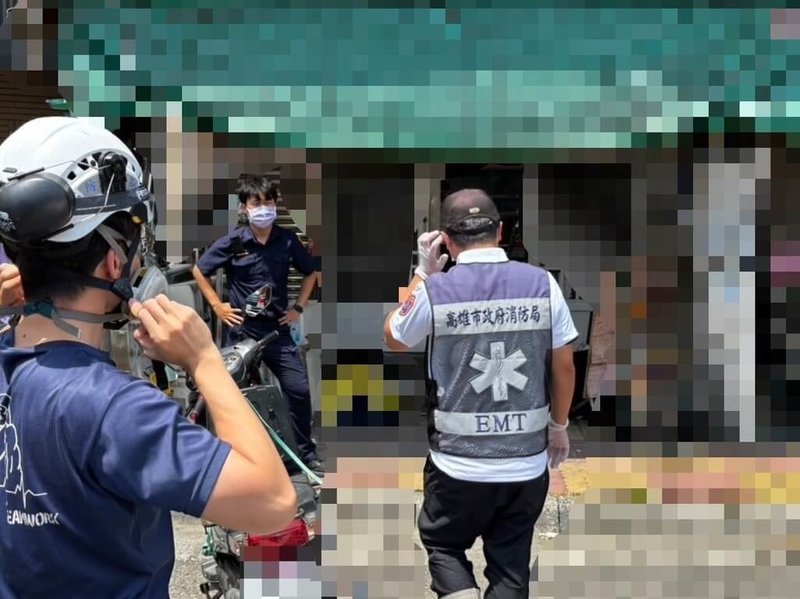高雄市警察局岡山分局1日獲報指橋頭區某處民宅疑有異味飄散，消防人員到場破門發現獨居伍姓男子倒臥1樓，已明顯死亡，將報請檢方相驗釐清死因。（高雄市警察局岡山分局提供）中央社記者張已亷傳真　115年7月1日