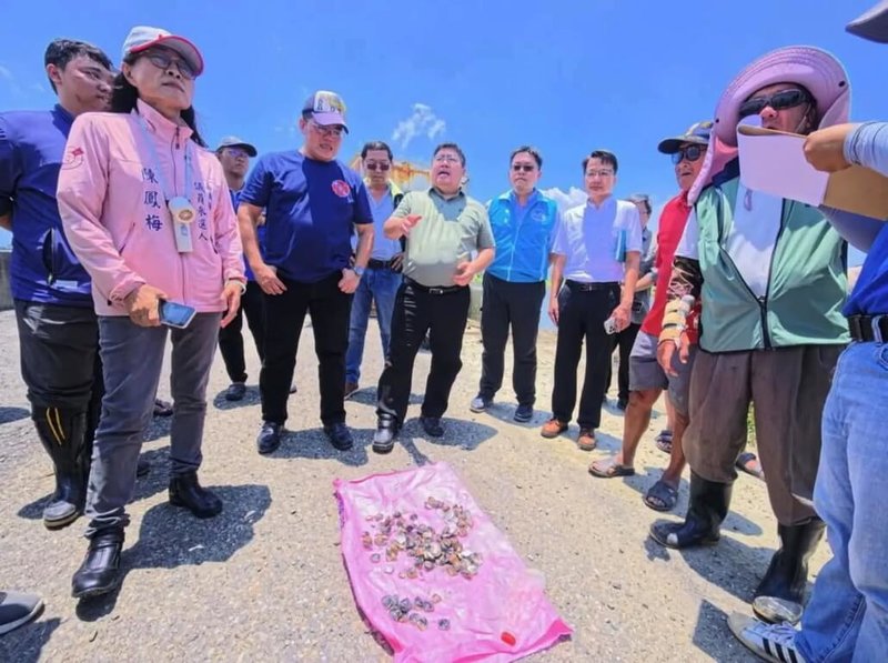 受連日大雨影響，嘉義縣養殖文蛤出現大量暴斃情況，民進黨立委蔡易餘（左3）6月29日邀漁業署、縣府漁業處等單位至沿海魚塭採樣，發現死亡率達7至8成。（蔡易餘提供）中央社記者蔡智明傳真 115年7月1日