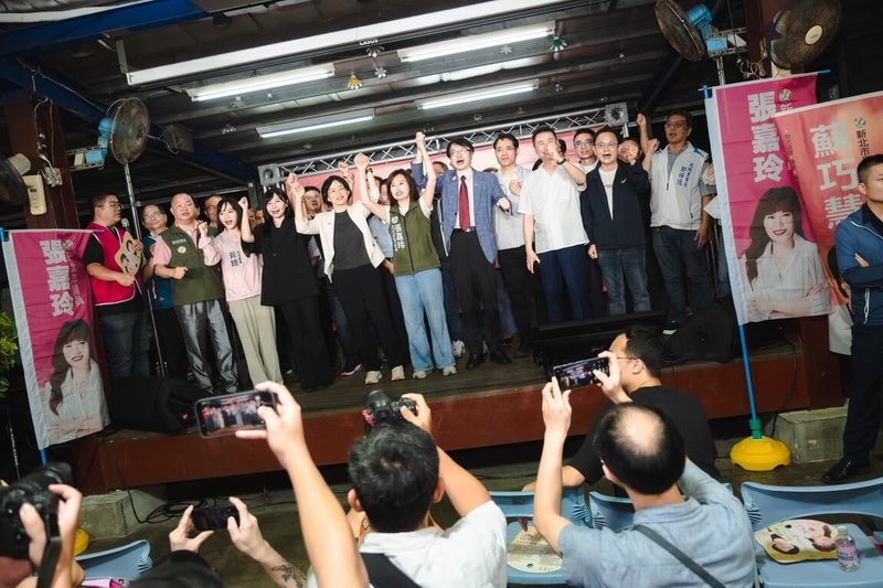 民進黨新北市長參選人蘇巧慧（前排左5）30日晚間與新北市議員張嘉玲（前排左6）在中和舉辦座談會，立委吳沛憶、黃捷等人都到場站台。（蘇巧慧競辦提供）中央社記者曹亞沿傳真 115年6月30日