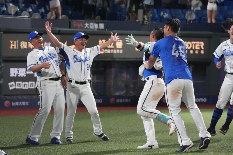 中職富邦悍將30日與統一7-ELEVEn獅隊鏖戰至延長賽11局，悍將11局下靠著申皓瑋再見2分砲以6比5搶勝，達成富邦悍將球團史第500勝。左2為悍將總教練後藤光尊開心衝上場。（富邦悍將提供）中央社記者謝靜雯傳真 115年6月30日