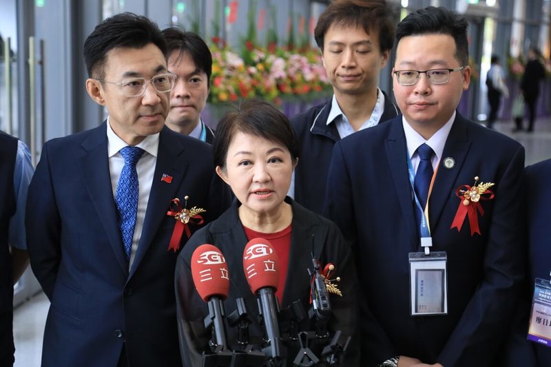 台中市政府攜手美國在台協會（AIT）將在2日舉辦「領航2026－台中無人載具產業與海外商機論壇」，台中市長盧秀燕（前中）1日受訪表示，台美雙方都看到無人機的龐大需求，希望透過論壇顯示雙方的合作努力。（台中市政府提供）中央社記者郝雪卿傳真　115年7月1日