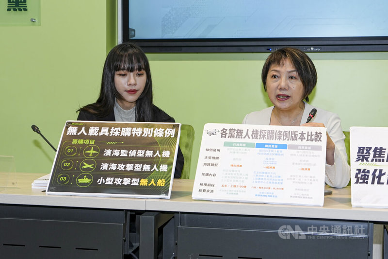 民進黨立法院黨團書記長范雲(右)、立委黃捷(左)1日在立法院舉行輿情回應記者會,針對無人機採購條例等相關議題說明黨團立場。中央社記者鄭清元攝 115年7月1日