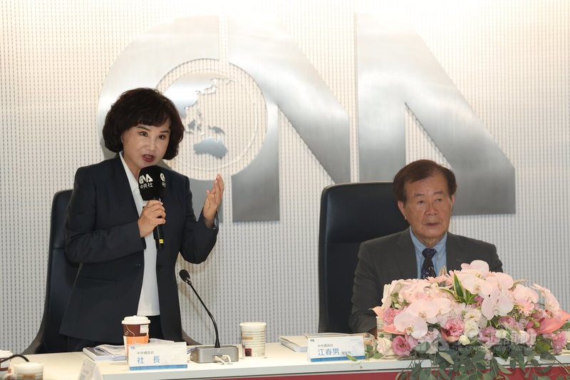 中央社第11屆董監事會布達暨董事長交接典禮1日上午在中央社舉行,隨即召開董監事會議,由中央社董事長江春男(右)主持,中央社社長胡婉玲(左)進行社務簡報。中央社記者吳家昇攝 115年7月1日