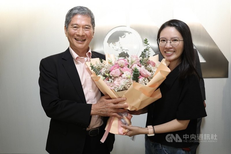 中央社第11屆董監事會布達暨董事長交接典禮1日上午在中央社舉行,卸任董事長李永得(左)接受中央社員工獻花。中央社記者吳家昇攝 115年7月1日