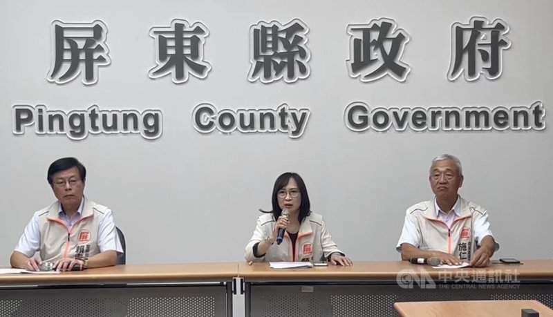 屏東小琉球接連發生垃圾及資源回收物等清運問題，屏東縣政府1日舉行記者會，環保局長顏幸苑（中）會中表示，這並不是琉球鄉公所第1次爆發垃圾危機，公所失職失能。中央社記者李卉婷攝　115年7月1日