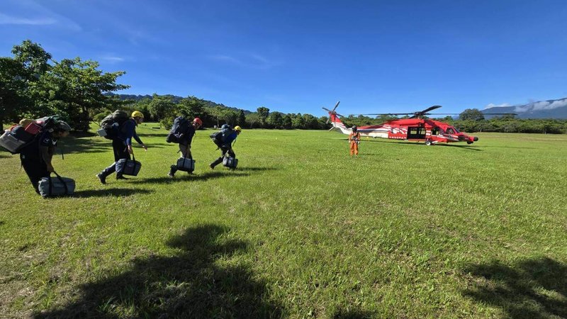 為掌握萬里溪堰塞湖變化及風險，1日在空勤直升機支援下，將9名深山特遣人員吊掛至大安山西峰南側谷地，再徒步約3公里深入堰塞湖區現地調查，預計歷時5天，帶回最新調查結果。（林業保育署花蓮分署提供）中央社記者李先鳳傳真　115年7月1日