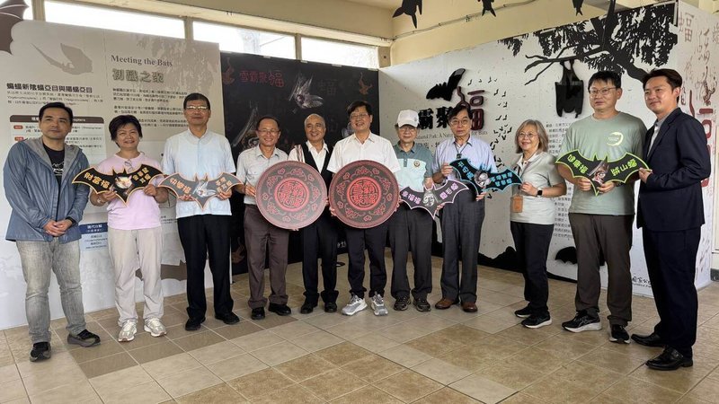 雪霸國家公園管理處慶祝成立34週年,舉辦以園區蝙蝠資源為主題的「聚蝠」特展,1日在汶水遊客中心熱鬧開幕,盼引領民眾認識園區珍貴蝙蝠資源。(雪霸國家公園管理處提供)中央社記者管瑞平傳真 115年7月1日