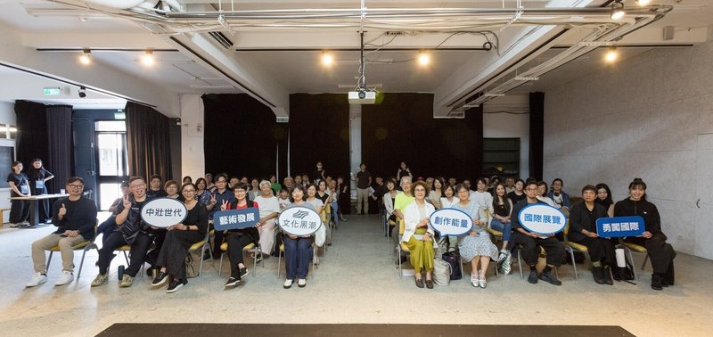 文化部1日辦理「2026文化黑潮之中壯世代藝術家國際展覽補助成果分享會」，邀請多名藝術家與策展人到場參與，分享在國際上舉辦展覽的成果。前左5為文化部次長李靜慧。（文化部提供）中央社記者王寶兒傳真 115年7月1日