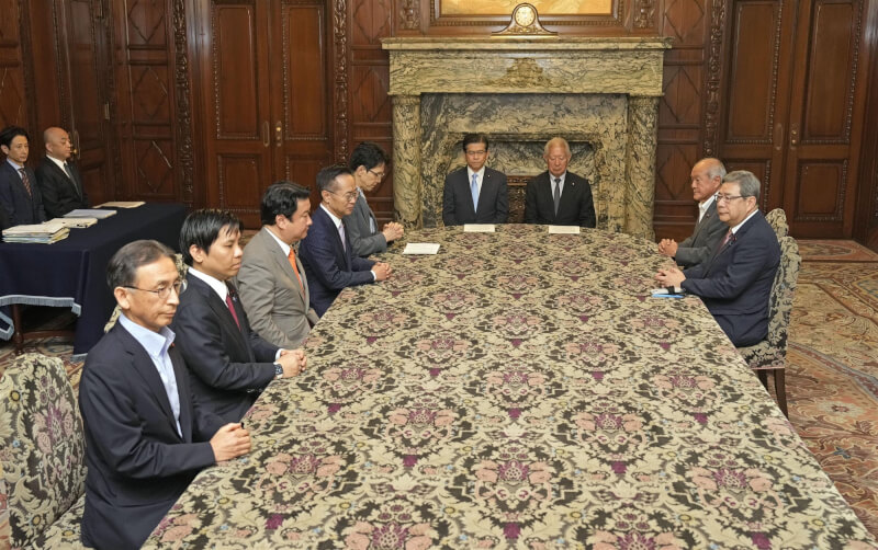 日本眾議院議長森英介（右3）1日召集朝野代表會談。（共同社）