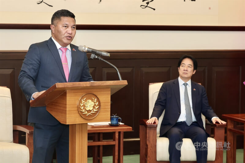 總統賴清德（右）1日下午在總統府接見馬紹爾群島共和國外交暨貿易部長卡尼柯（Kalani Kaneko，另譯：康仁德）（左），卡尼柯致詞時再度傳達馬紹爾在國際場合堅定支持台灣的立場。中央社記者王飛華攝　115年7月1日