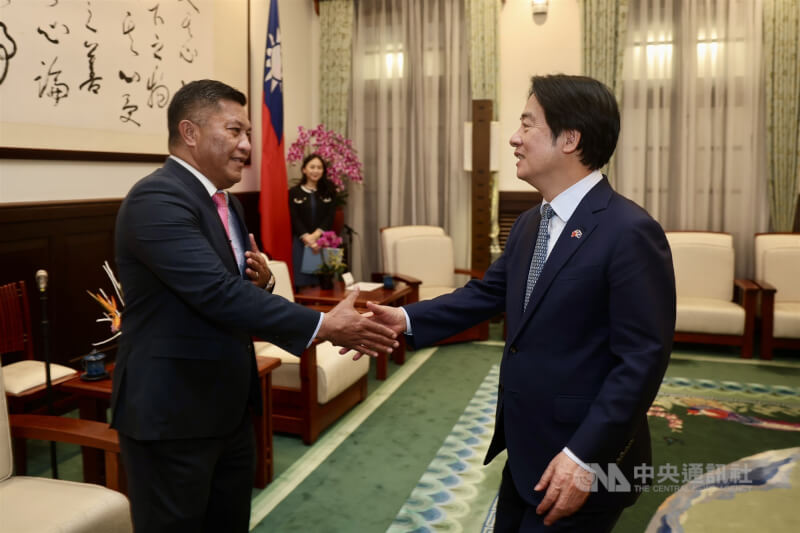 總統賴清德（右）1日下午在總統府接見馬紹爾群島共和國外交暨貿易部長卡尼柯（Kalani Kaneko，另譯：康仁德）（左），就增進兩國經貿、外交關係交換意見。中央社記者王飛華攝　115年7月1日