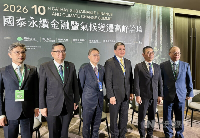 國泰投信因誤踩利害關係人投資紅線，國泰金總經理李長庚（右3）率子公司經營團隊鞠躬致歉。中央社記者蘇思云攝　115年7月1日