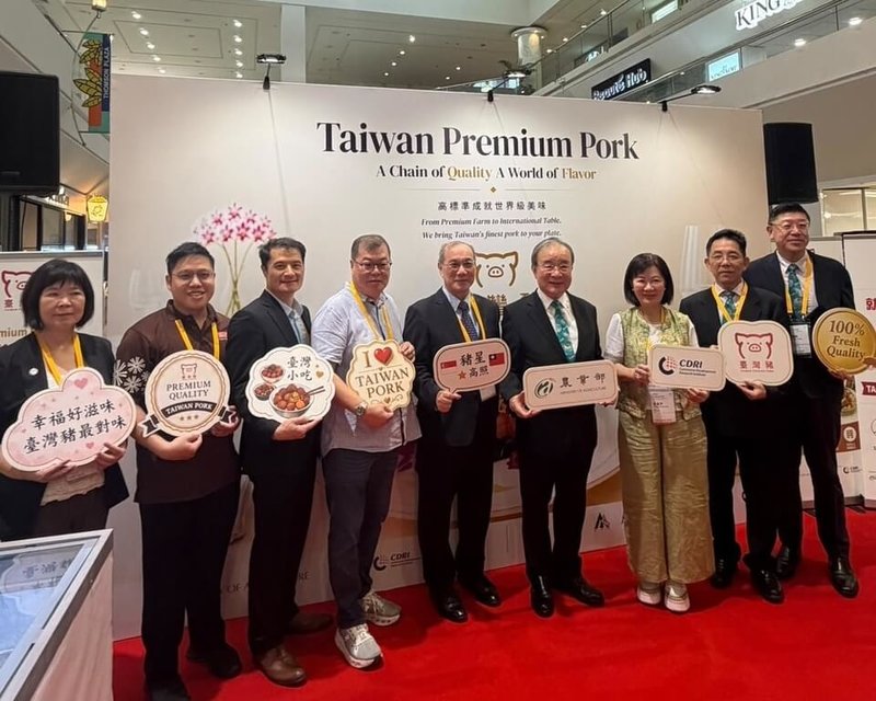 駐新加坡副代表吳文齡(左5)1日指出,台灣有完善農業生產體系與嚴格食安標準,台灣豬肉安全標準經得起國際市場最嚴格檢驗。(駐新加坡代表處提供)中央社記者吳昇鴻新加坡傳真 115年7月1日