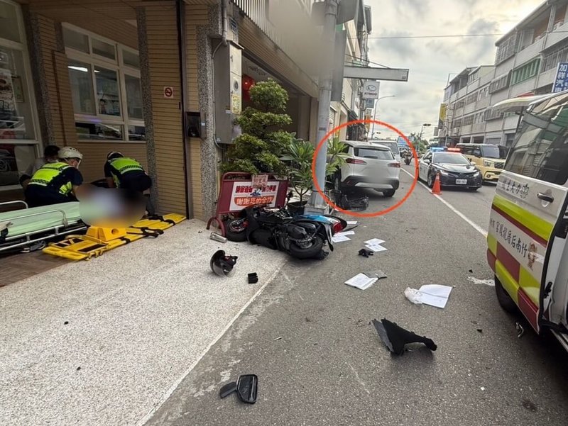 苗栗縣竹南鎮龍山路三段1日傍晚發生自小客車(紅圈處)逆向衝撞機車事故,林姓駕駛肇事逃逸,機車騎士則傷重送醫不治。警方2日表示,案發後5小時內查獲林男,並在車上起出針頭及依托咪酯電子煙。(警方提供)中央社記者管瑞平傳真 115年7月2日