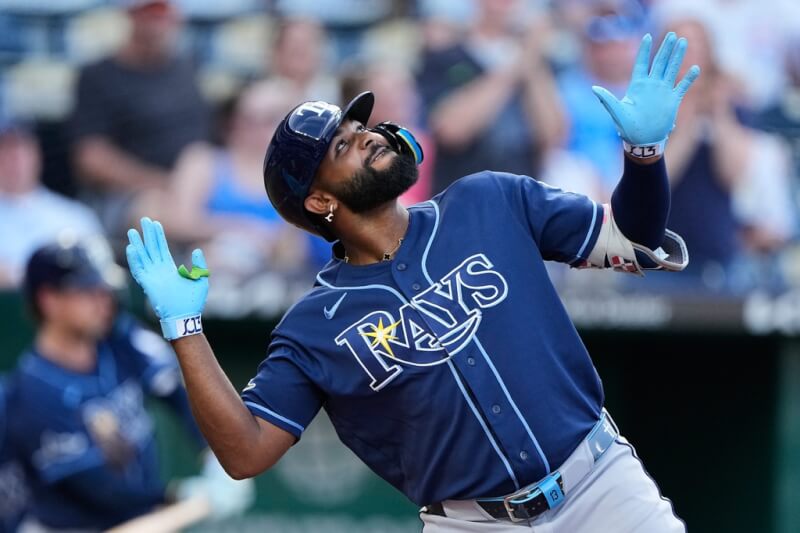 MLB坦帕灣光芒重砲卡米內羅6月30日擊出3分全壘打後開心慶祝。(美聯社)