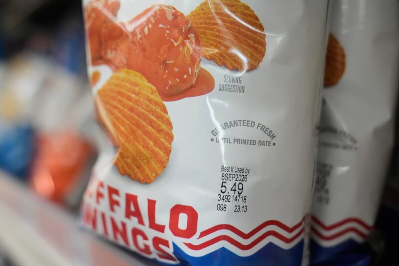美國加州禁止在食品包裝上標註銷售期限。圖為包裝上印有Best if Used By（最佳賞味期）的洋芋片。（美聯社）