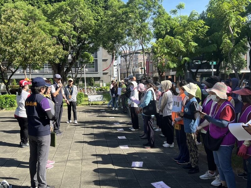 豪大雨過後易有病媒蚊孳生源，高雄市政府1日在鳳山區南和里環保公園舉行「除斑誓師」防疫總動員，集結衛生、環保、民政、經發等跨局處團隊及社區志工，在全市38個行政區展開環境大掃蕩。（高雄市衛生局提供）中央社記者林巧璉傳真　115年7月2日