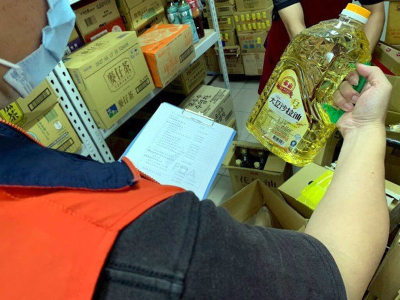 中聯油脂公司自主通報旗下大豆沙拉油「苯駢芘（BaP）」超標，嘉義市衛生局2日啟動稽查，派員至大賣場等場所查核問題油品下架情形。（嘉義市衛生局提供）中央社記者黃國芳傳真　115年7月2日