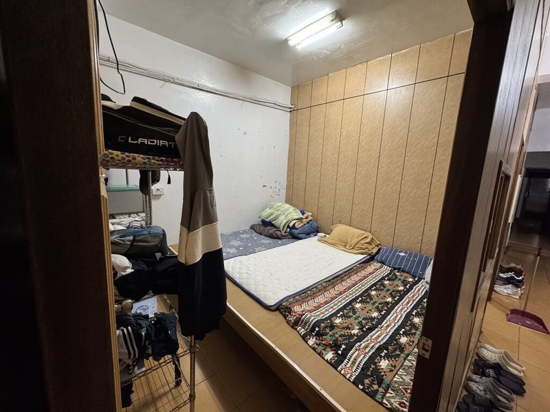 屏東縣恆春國中棒球隊為重點運動學校，選手無宿舍，只能住在校外老舊透天厝，不僅擁擠且陽台鐵窗封死逃生出口，國民黨屏東縣議員盧玟欣2日在議會質詢時關切。（盧玟欣提供）中央社記者黃郁菁傳真　115年7月2日