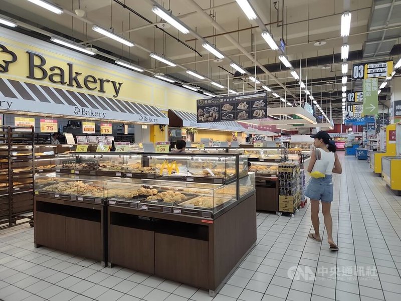 愛買營運長姚偉昱2日表示，愛買2025年開始調整營運方向，因分析市場後發現，約7成營收與超市重疊，2026年將熟食、烘焙及生鮮列為發展重點。中央社記者何秀玲攝　115年7月2日