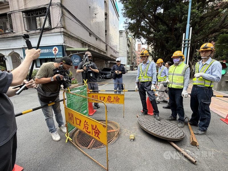 為兼顧日常巡檢與因應用電需求，台電建議在電力設備引接第一孔、電纜接頭處、變電所周邊200公尺、交通要道及加油站等5大場域，孔蓋維持於路面。圖為工作人員打開孔蓋巡檢。中央社記者謝怡璇攝 115年7月2日