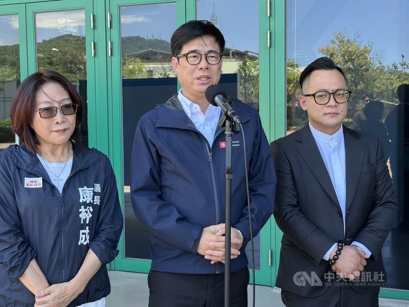 高雄市長陳其邁（中）2日於棧叁庫外接受媒體聯訪，回應近日引發討論的遮陽傘議題。中央社記者林巧璉攝　115年7月2日