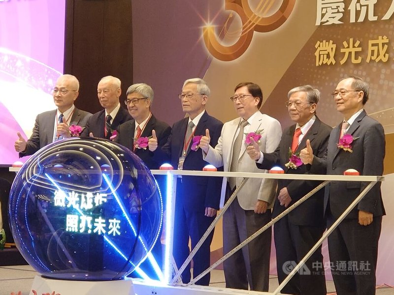 潘文淵文教基金會2日舉辦成立30週年慶祝活動，由基金會董事長史欽泰（左4），中研院院長陳建仁（左3）應邀出席。中央社記者張建中攝　115年7月2日