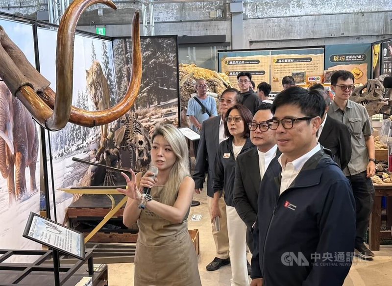 民進黨基隆市長參選人童子瑋（前右2）2日率隊至高雄參訪取經，高雄市長陳其邁（前右）等人陪同看展，並分享高雄治理經驗。中央社記者林巧璉攝　115年7月2日