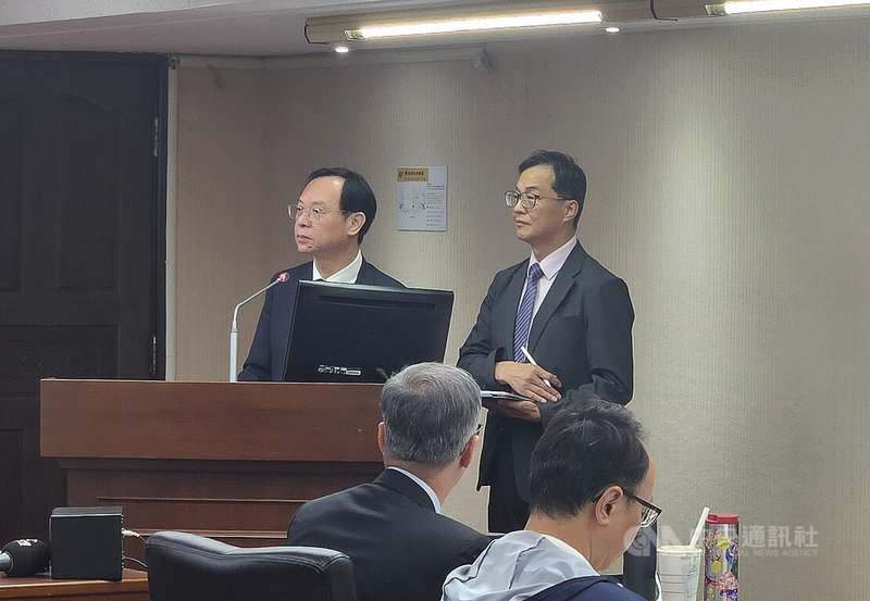 立法院社會福利及衛生環境委員會審查「菸害防制法部分條文修正草案」等，衛生福利部長石崇良（左）受邀列席並備詢，被問及事後避孕相關藥物納追溯或追蹤系統議題。中央社記者曾以寧攝　115年7月2日