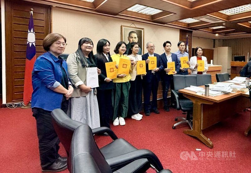 115年度中央政府總預算案關於文化部主管預算，2日晚間近9時在立法院教育及文化委員會完成初審，原編列約新台幣300億元，今天合計刪減1000萬元，凍結3750萬元。文化部長李遠（右4）表示，感謝立委幫忙說話，他學習到很多。中央社記者趙靜瑜攝  115年7月2日