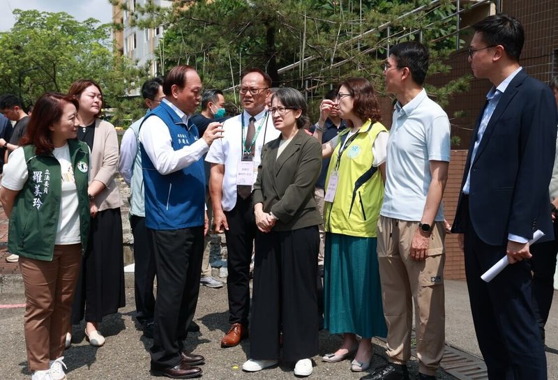 南投縣政府2日辦理城鎮韌性演習綜合實作演練，包含南投市公所開設應變中心、南投醫院應對大量傷病患、連鎖賣場補給物資等，副總統蕭美琴（前右4）也到南投醫院等地視察。（南投縣政府提供）中央社記者蕭博陽南投縣傳真　115年7月2日