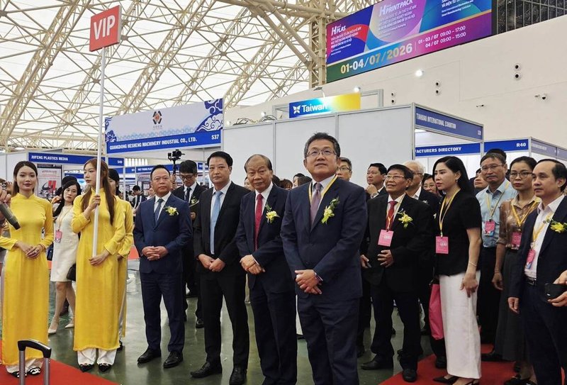 開幕後，劉世忠代表參訪台灣企業展區，瞭解台商參展情形，並與越南政府官員、工商團體及企業代表針對智慧製造、供應鏈合作、數位轉型及投資商機等議題進行交流、推進合作。（駐越南台北經濟文化辦事處提供）中央社記者曾婷瑄河內傳真　115年7月2日