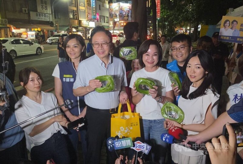 國民黨高雄市長參選人柯志恩（前右2）2日晚間與桃園市長張善政（前右3）合體赴六合夜市掃街，並致贈高雄芒果、野蓮等農產品給張善政。中央社記者蔡孟妤攝　115年7月2日