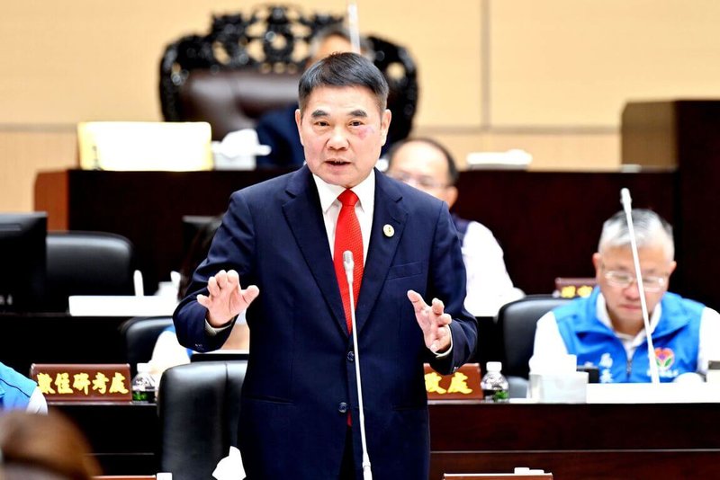 針對市面上土方清運價格混亂，甚至傳出有不法分子企圖以苗栗縣長鍾東錦名義謀取不當利益等亂象，鍾東錦（前）2日表示，縣府將成立「土方專線」，呼籲民眾一有疑慮立刻撥打查詢。（苗栗縣政府提供）中央社記者管瑞平傳真　115年7月2日