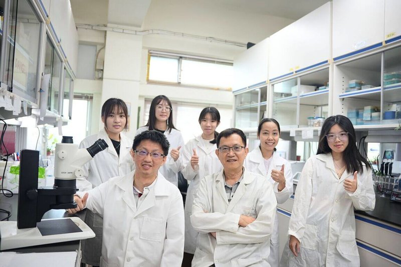 中央大學生命科學系教授吳少傑（前排中）和博士吳家榮（前排左1）研究團隊，成功揭開植物耐熱反應背後的重要關鍵機制。（中大提供）中央社記者陳至中台北傳真　115年7月2日