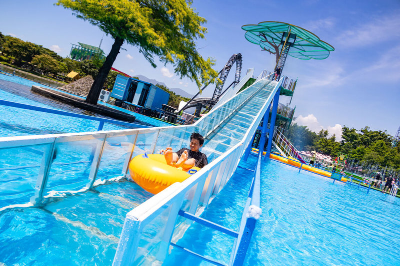 2026宜蘭國際童玩藝術節將於7月4日至8月16日在冬山河親水公園舉辦。園區的水域遊戲區有高達14公尺的「神木精靈水道」，遊客在下滑時須經過30公尺透明滑道，最為刺激。（宜蘭縣政府提供）中央社記者沈如峰宜蘭縣傳真 115年7月2日