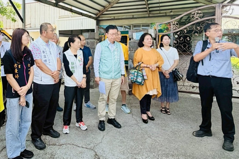 台南市佳里區公園大道設施在2025年丹娜絲風災中受損嚴重，民進黨立委郭國文（前左4）2日邀集相關單位到場會勘復建工程，了解目前進度。（郭國文服務處提供）中央社記者楊思瑞傳真　115年7月2日