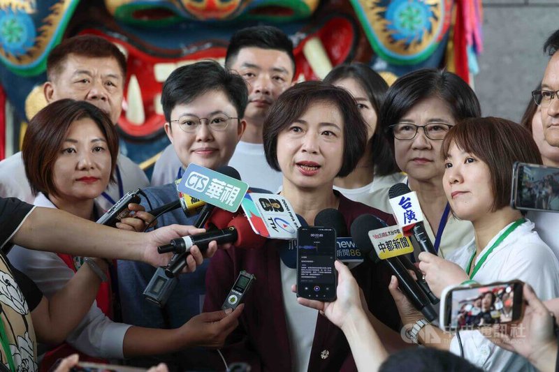 台中市政府2日舉辦「領航2026－台中無人載具產業與海外商機論壇」，民進黨立委何欣純（前中）受訪，呼籲支持行政院提出「國防自主無人載具採購特別條例」，守護國防安全也為產業找到活水。中央社記者趙麗妍攝　115年7月2日