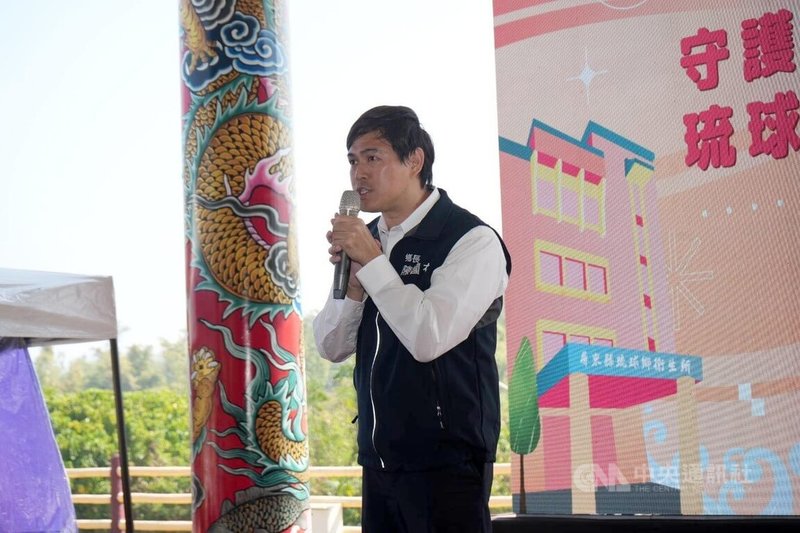 屏東縣衛生局2月在琉球鄉信仰中心三隆宮前，舉辦醫療服務升級記者會，琉球鄉長陳國在（圖）出席。中央社記者黃郁菁攝　115年7月2日