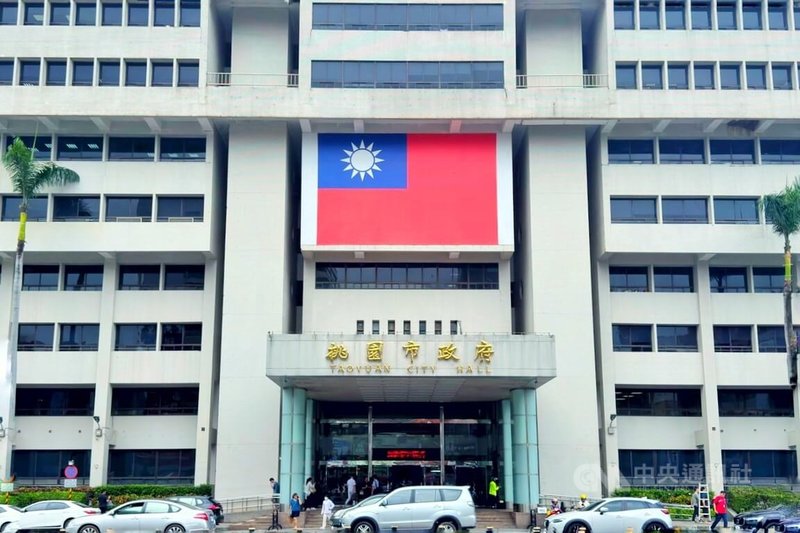 桃園市一名國小高年級生日前遭多名國中生圍毆、逼迫下跪等,畫面流出引熱議。桃園市教育局2日表示,校方獲報後已啟動校安通報及事件釐清程序,將持續訪談相關人員並蒐集事證,依規定辦理調查、輔導及必要處置。中央社記者吳睿騏攝 115年7月2日