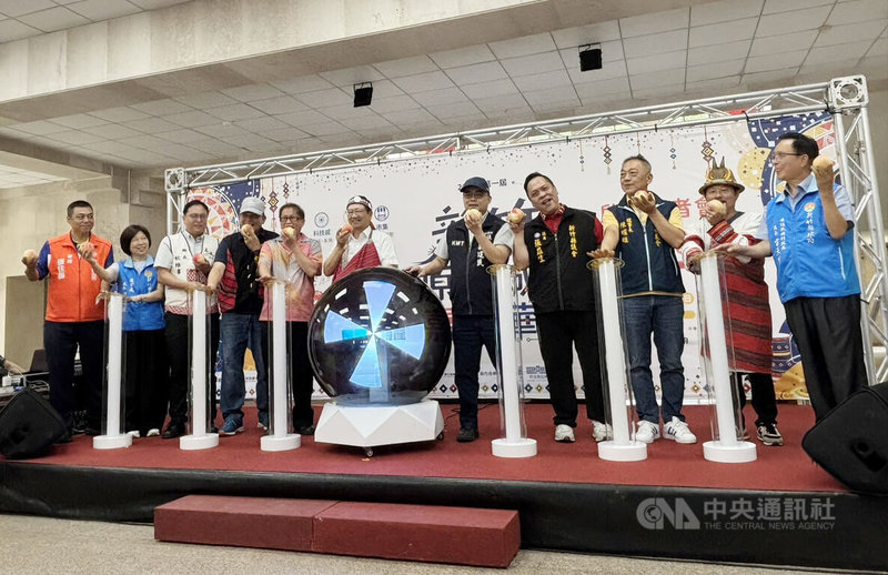 新竹縣政府2日舉辦記者會表示，新竹原民城市嘉年華將於18日至19日在縣府前廣場登場，活動結合原民文化展演、特色市集等，邀請民眾共襄盛舉。中央社記者郭宣彣攝　115年7月2日