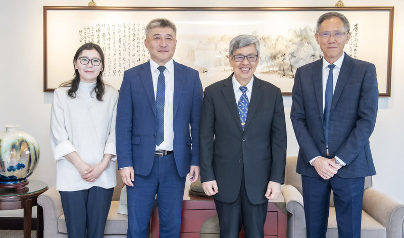 中研院長陳建仁（右2）近日接見蒙古科學院生物研究所所長Gantulga Davaakhuu（左2）訪團等一行，就公共衛生政策、病毒性肝炎防治、生物醫學研究及人才培育議題深入交流。（中研院提供）中央社記者吳欣紜傳真　115年7月2日