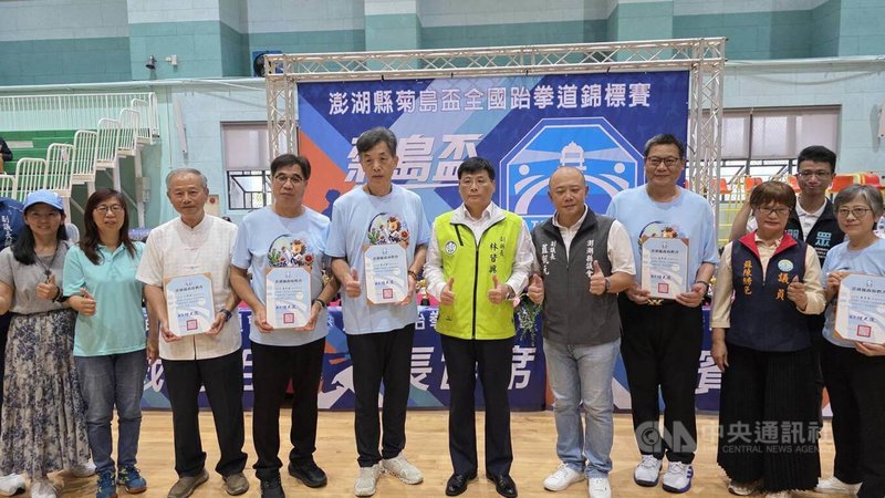 2026年澎湖縣菊島盃全國跆拳道錦標賽於2日開打，澎湖副縣長林皆興（前右5）與副議長藍凱元（前右4）等人出席活動。中央社  115年7月2日