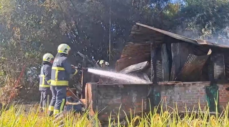 宜蘭縣冬山鄉香南路附近一處工寮2日不明原因起火，消防局獲報派員到場滅火，並發現一名84歲老翁屍體，詳細情形仍有待調查釐清。（宜蘭縣消防局提供）中央社記者沈如峰宜蘭縣傳真　115年7月2日