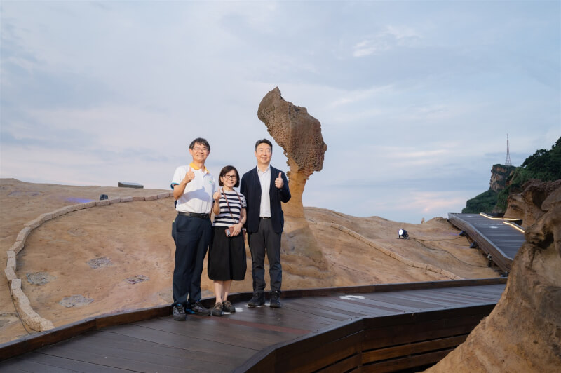 交通部陳世凱部長(右一)蒞臨2026野柳石光夜訪女王活動
