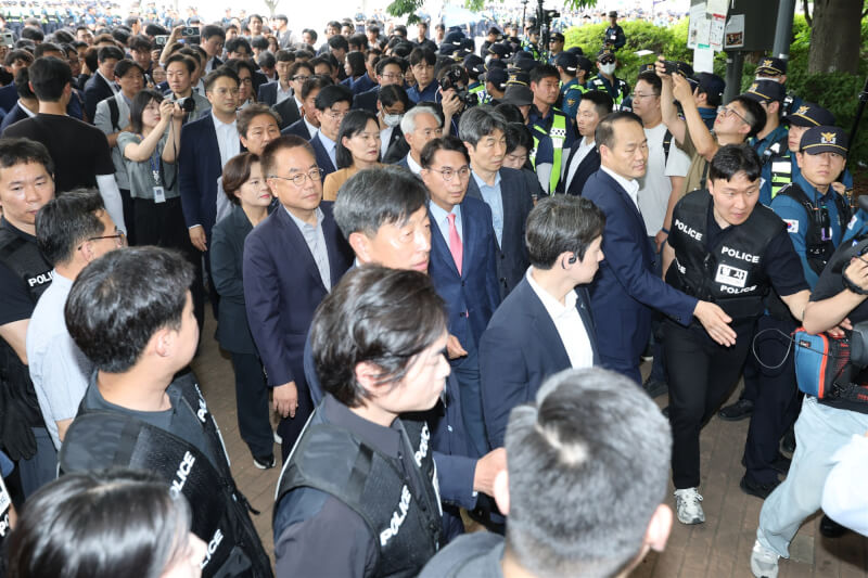 韓國國政調查特別委員會2日在警方協助下進入首爾松坡區奧林匹克公園手球館，調查地方選舉選票不足事件。（韓聯社）