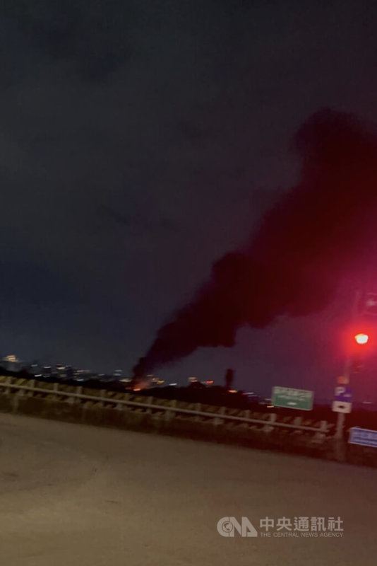 台北市士林區某間環保回收廠1日晚間火警，警消緊急滅火，幸無人傷亡。（翻攝照片）中央社記者黃麗芸傳真 115年7月2日